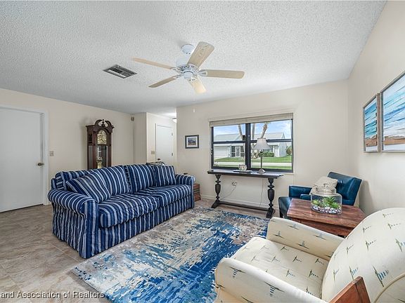 5th image of 345 Grove Cir