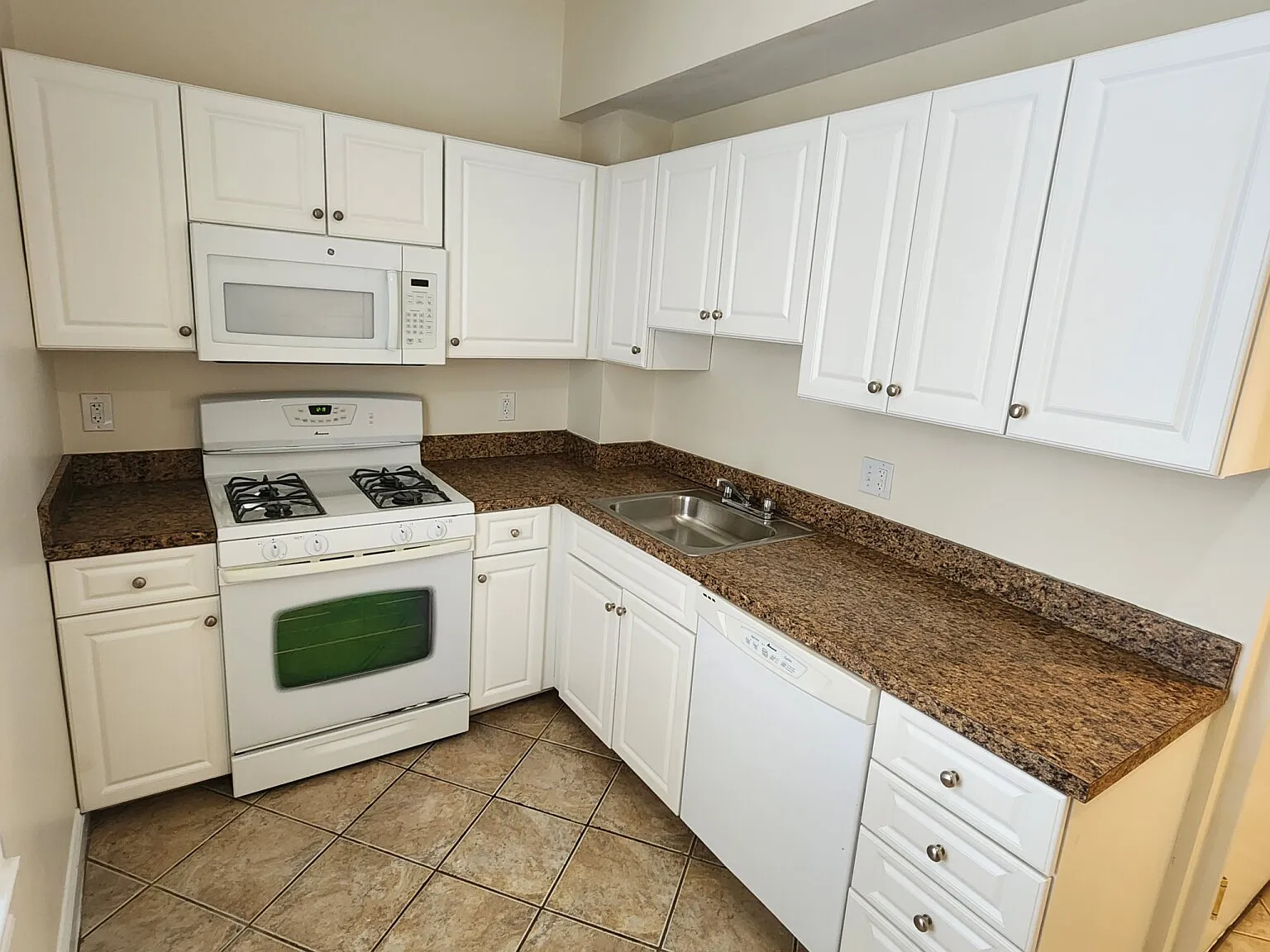 2 bed, 9999 sqft, $3,300 — Photo 1