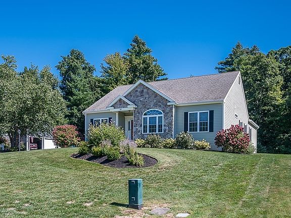 3rd image of 81 Nicholas Dr