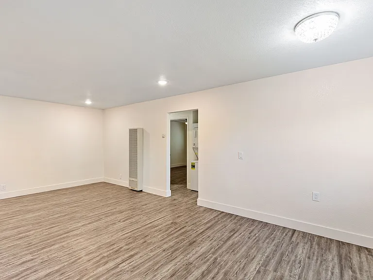 Glenbrook Apartments — Photo 7
