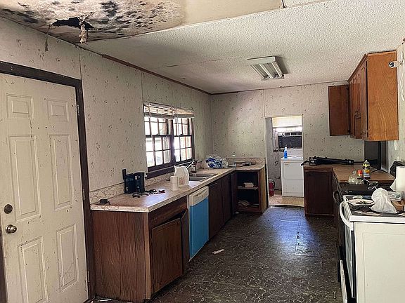 3rd image of 434 Kingfield Dr SW