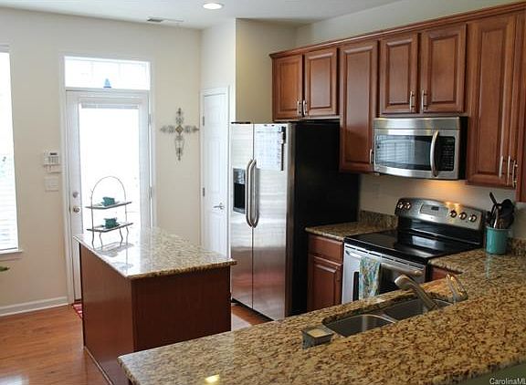 Downstairs Kitchen (1)