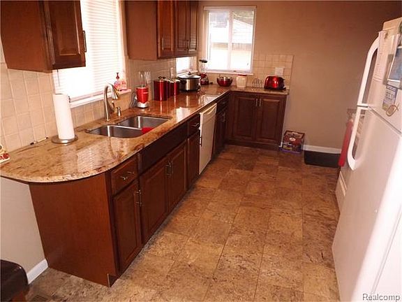 5th image of 31632 Folkstone Dr