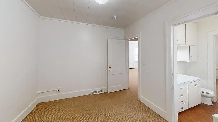 213 N Washington St — Photo 5