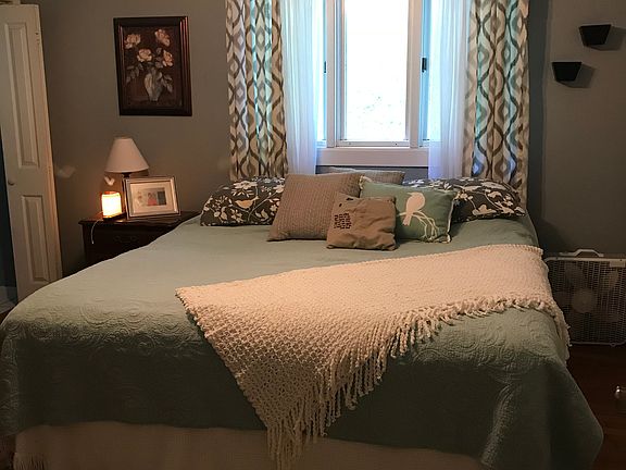 Master bedroom w/bath 