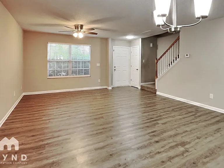4076 Clovelly Dr — Photo 4