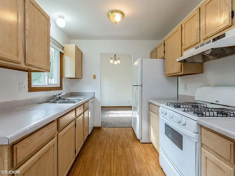 664 Regent Dr — Photo 3
