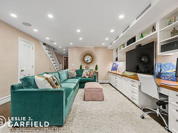 3rd image of 519 E 84th St Unit Townhouse