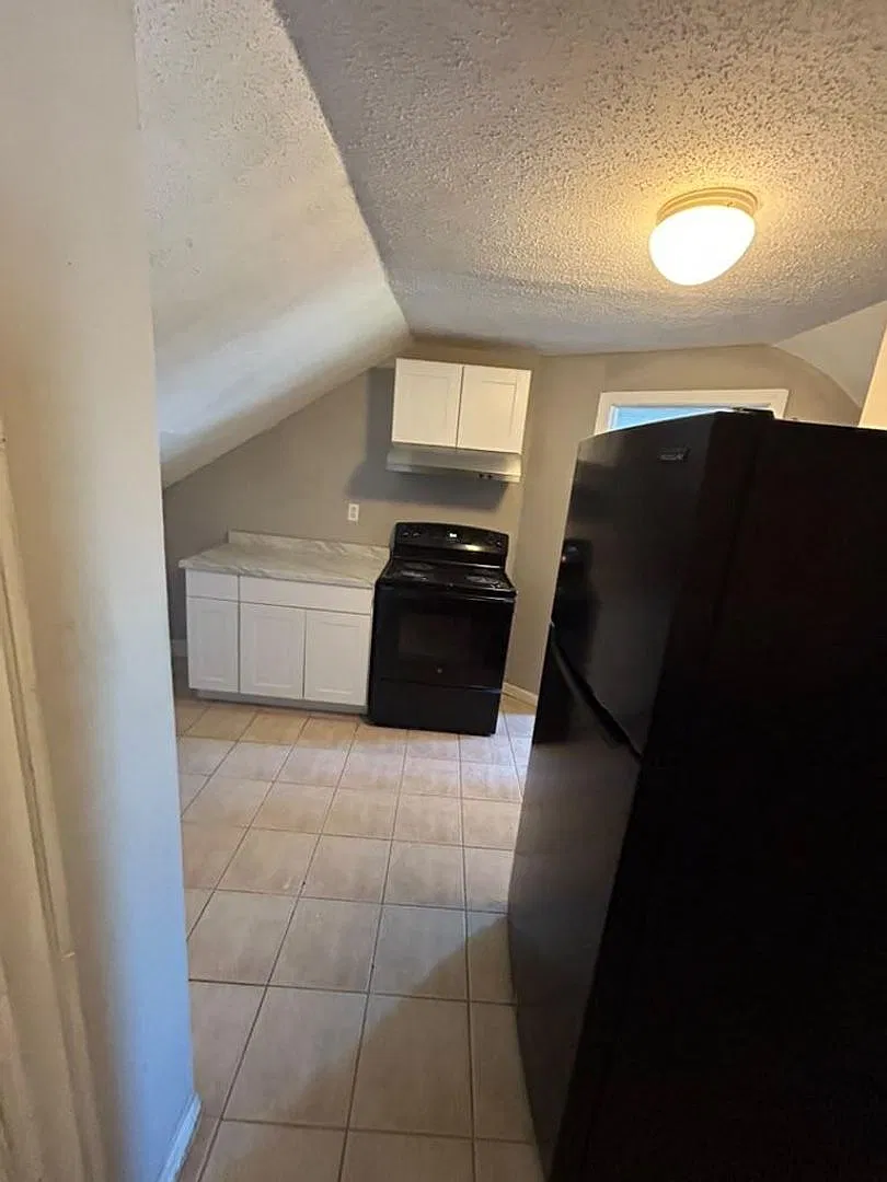79 Newington Ave — Photo 3