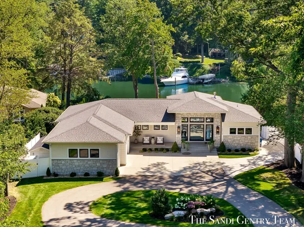 16210 Highland Dr, Spring Lake, MI 49456