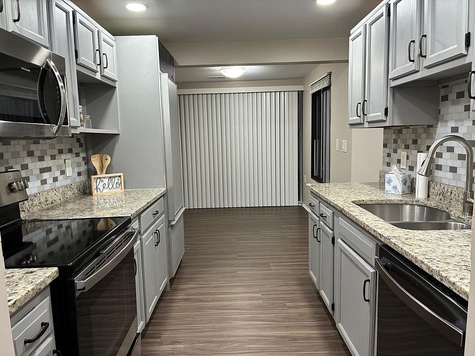 Kitchen and Eat-in Area