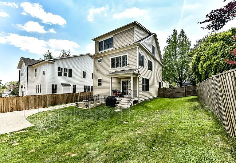 2453 N Jefferson St — Photo 44