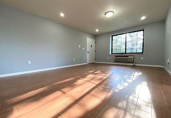 3rd image of 148 Van Cortlandt Park S APT 3R