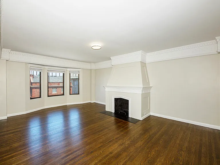 2275 Broadway — Photo 17
