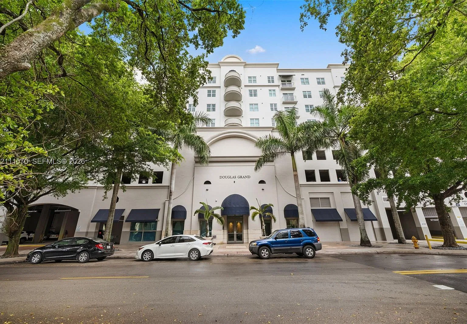 Douglas Grand Condo — Photo 1