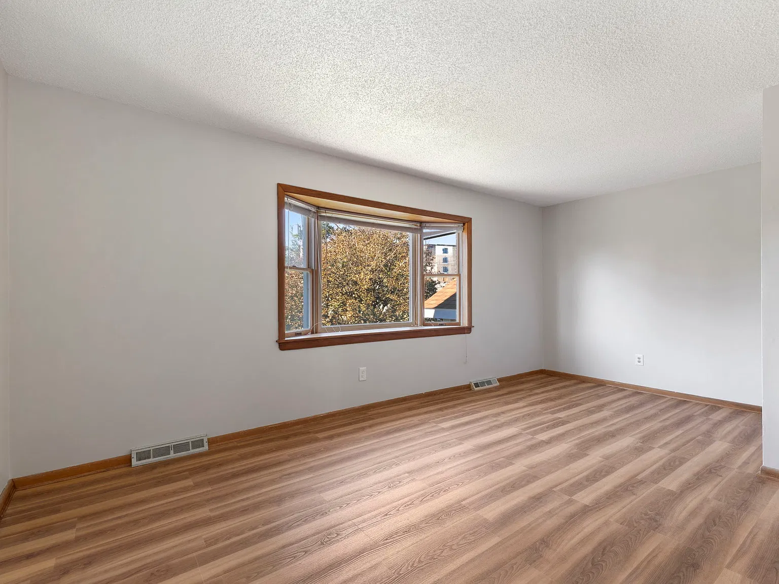 2 bed, 800 sqft, $1,600 — Photo 3