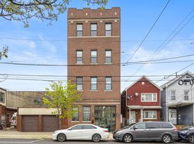 9 E 18th St