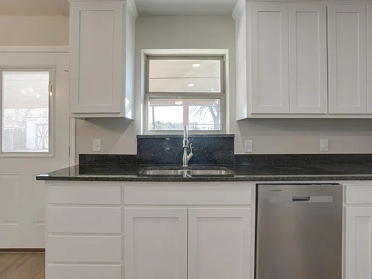 305 Bentley Dr — Photo 32