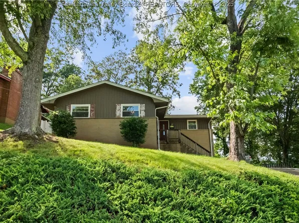 1204 Crown Dr, South Charleston, WV 25309