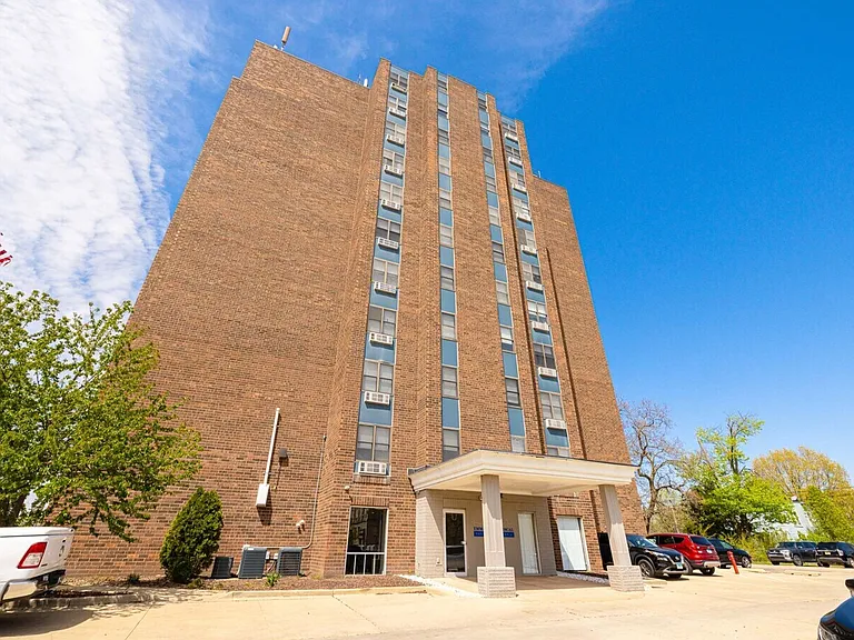 EMR Apartments — Photo 26