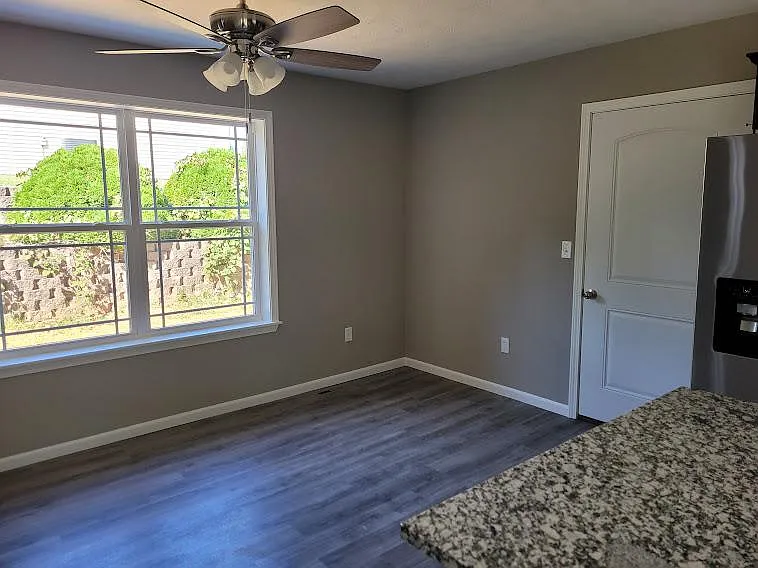 305 S Dogwood Ln — Photo 4
