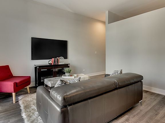 3rd image of 3220 N Lincoln Ave #403