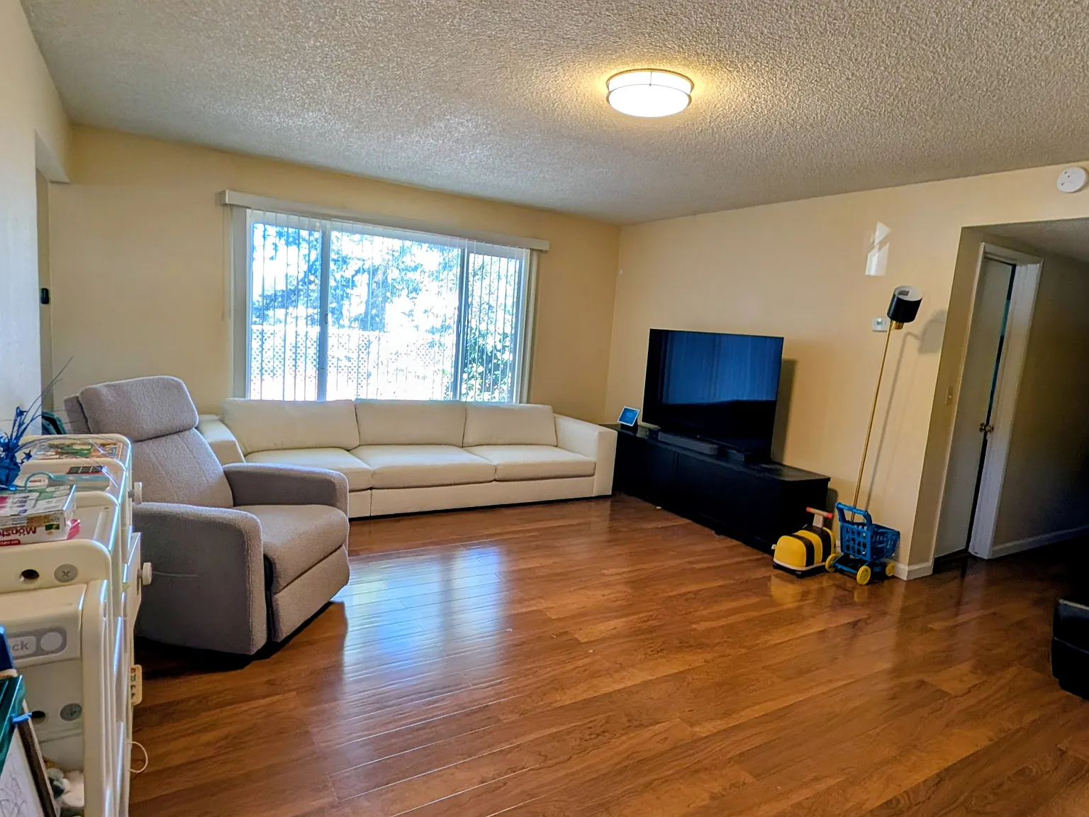 2 bed, 1100 sqft, $3,200 — Photo 2