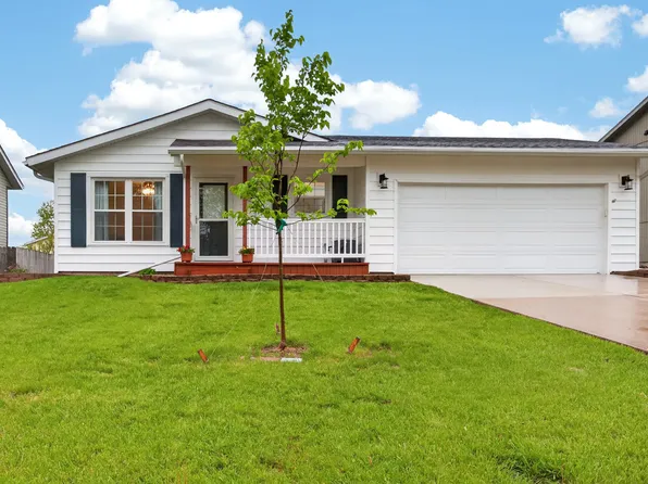 8 Ivey Ct, Bloomington, IL 61701