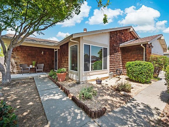 3rd image of 514 Woodlark Drive