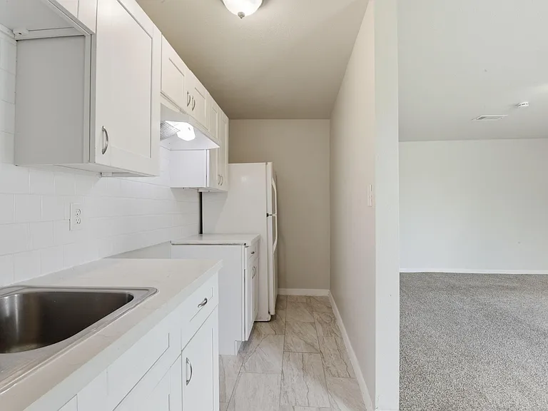303 Gans St #B — Photo 11