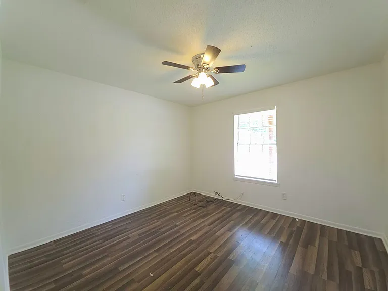 501 E Reagan St — Photo 23