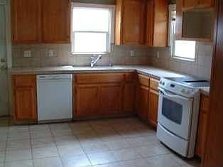 2nd image of 628 N School St