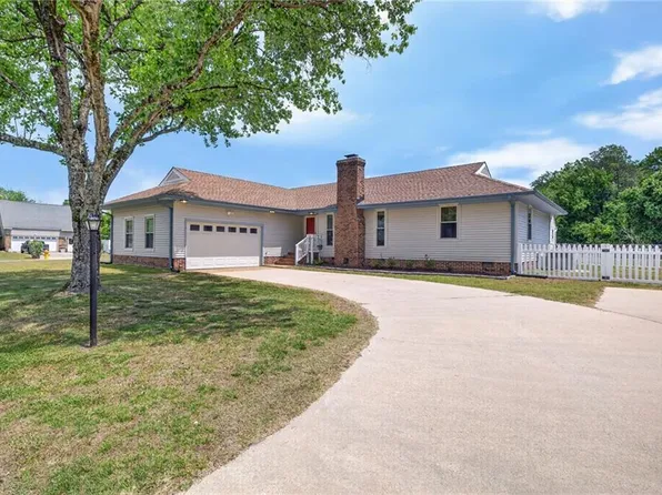 401 Cannon Dr, Carrollton, VA 23314