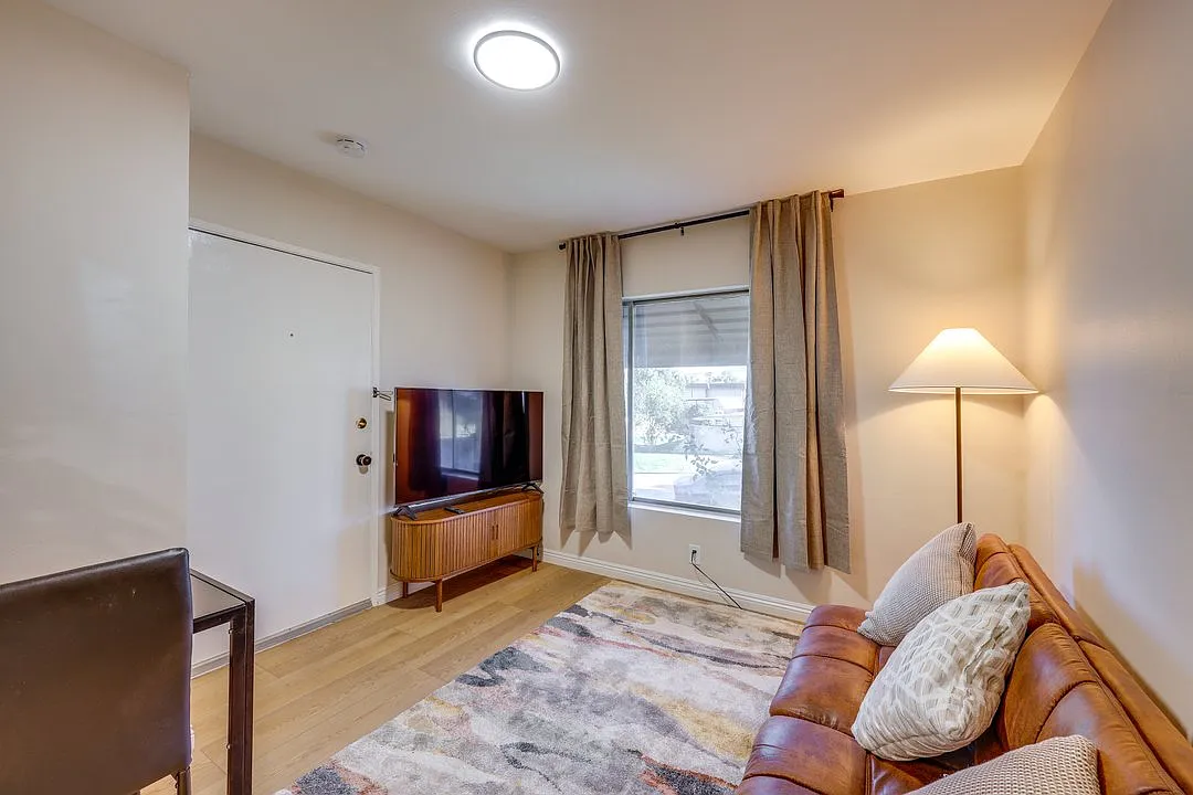 1 bed, 650 sqft, $2,400 — Photo 2