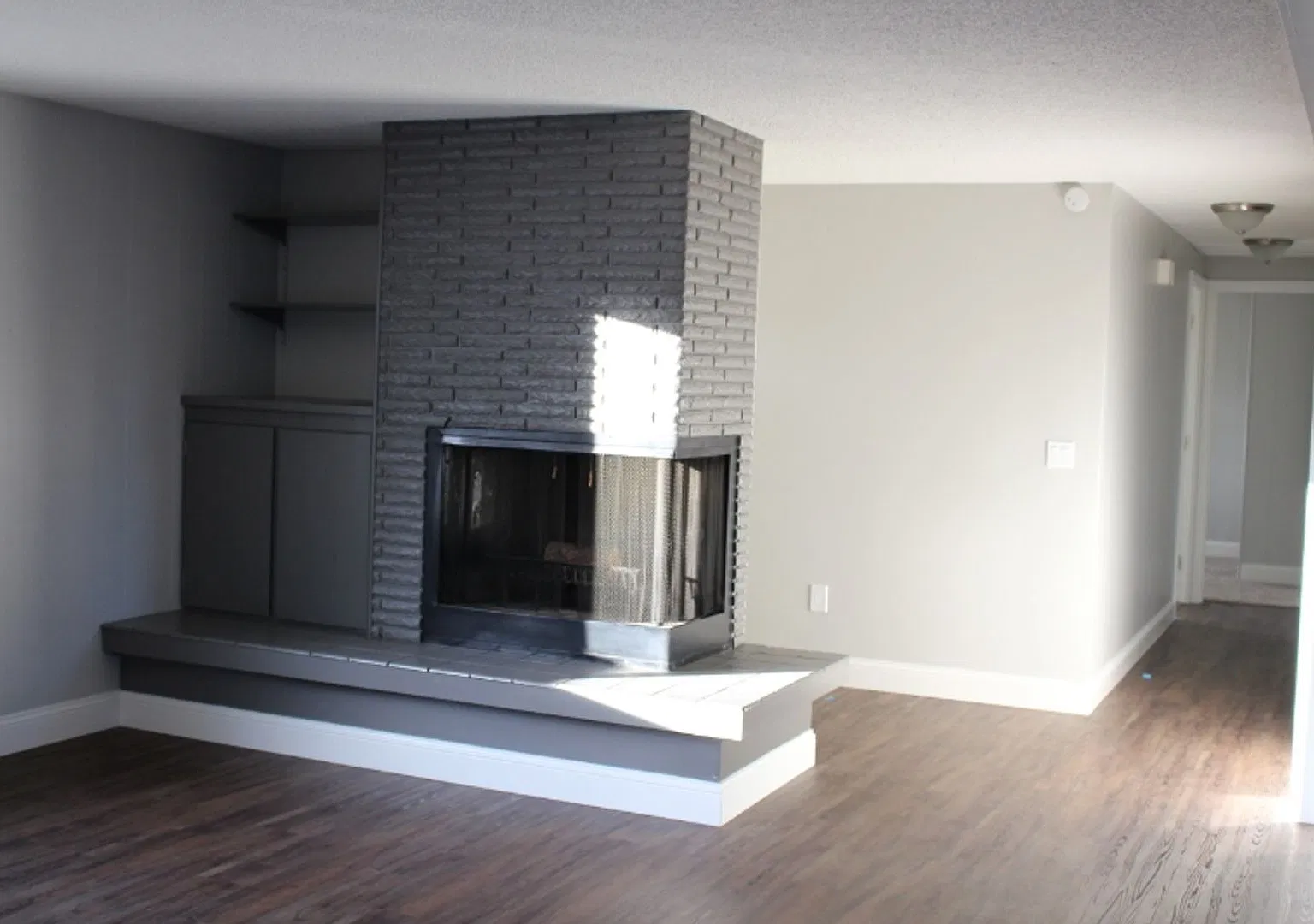 3 Bed, 2 Bath Pet Friendly in the Heights — Photo 2