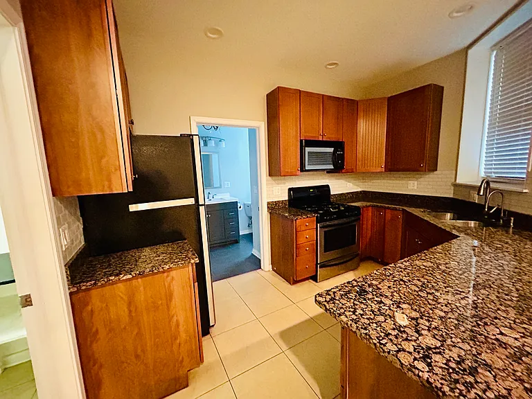 831 W Ainslie St — Photo 4