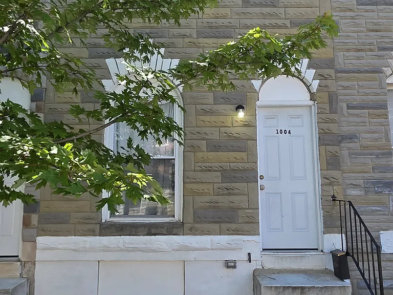 1004 Appleton St — Photo 3