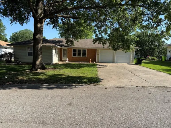 703 Logan St, Harrisonville, MO 64701