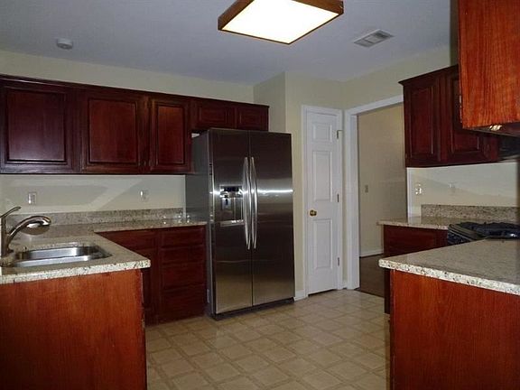 5th image of 240 Glen Holly Dr