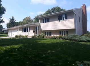 1123 N Lindale St, Luverne, MN 56156