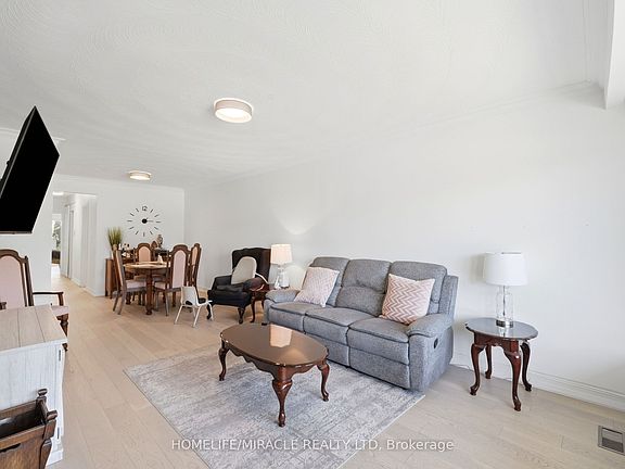 5th image of 1585 Coram Cres