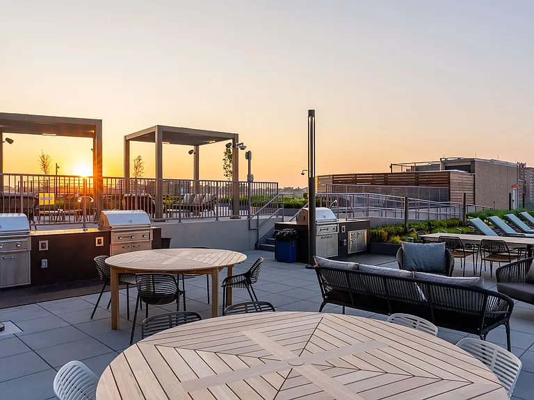 Treat your guests to an al fresco dinner on our rooftop grilling stations