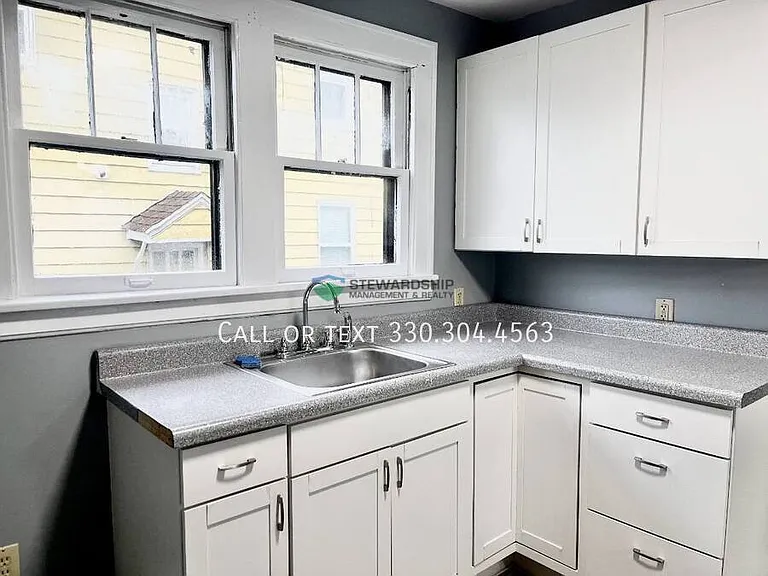 1012 Brown St — Photo 8