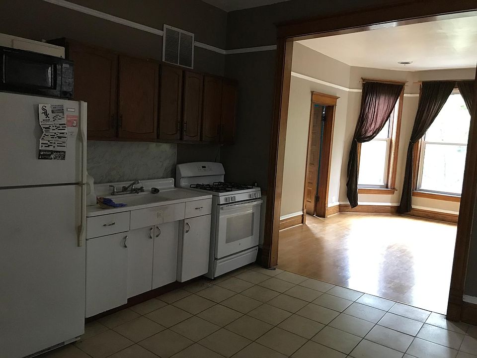 2nd image of 3126 S Wells St #3F