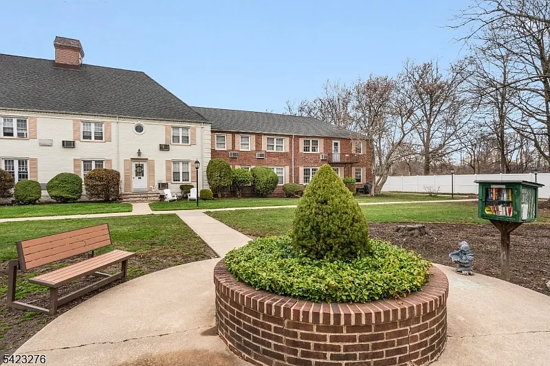 15 A Parkway Village photo 1