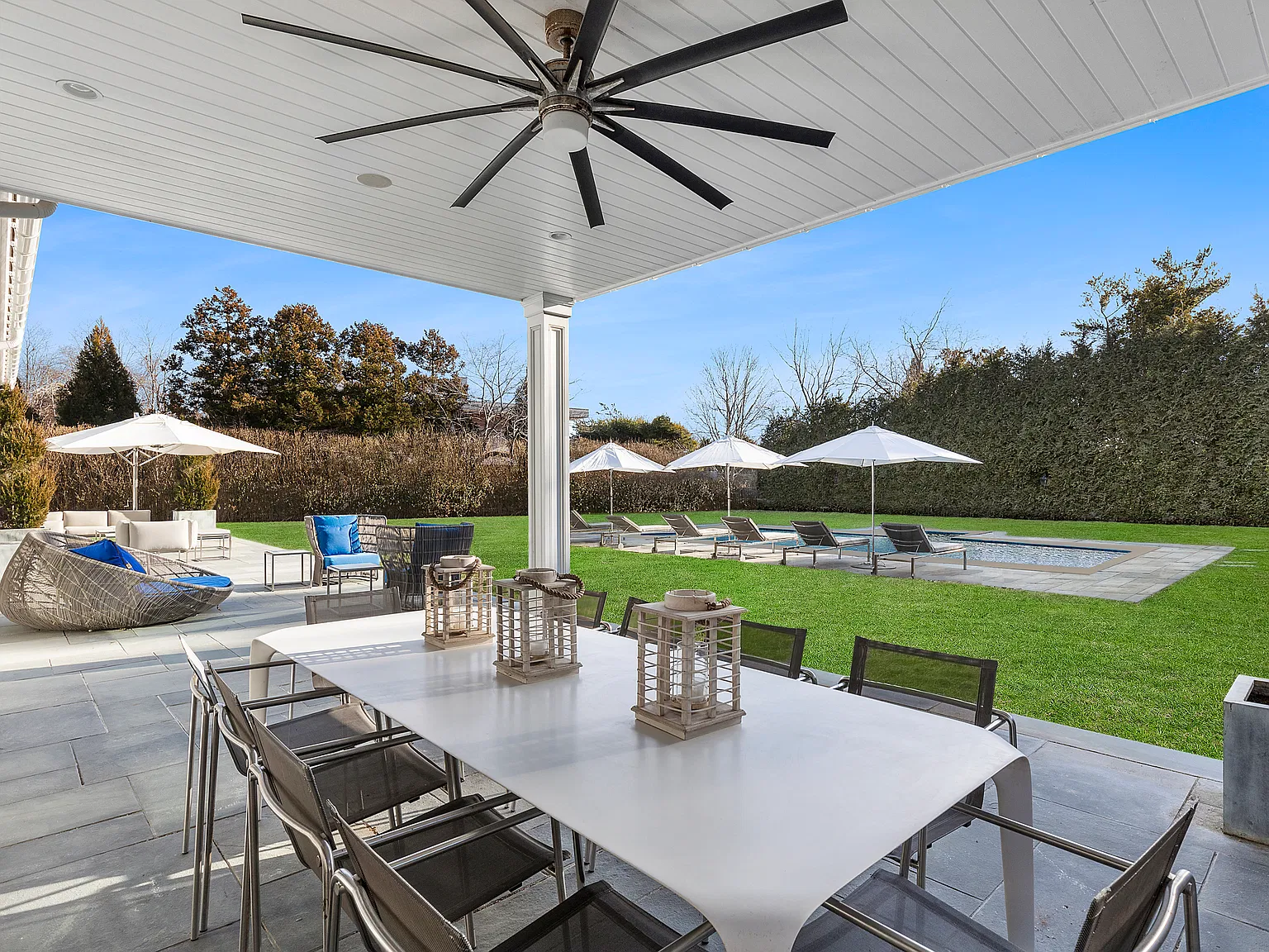 Spacious Luxury Living in Amagansett South — Photo 2