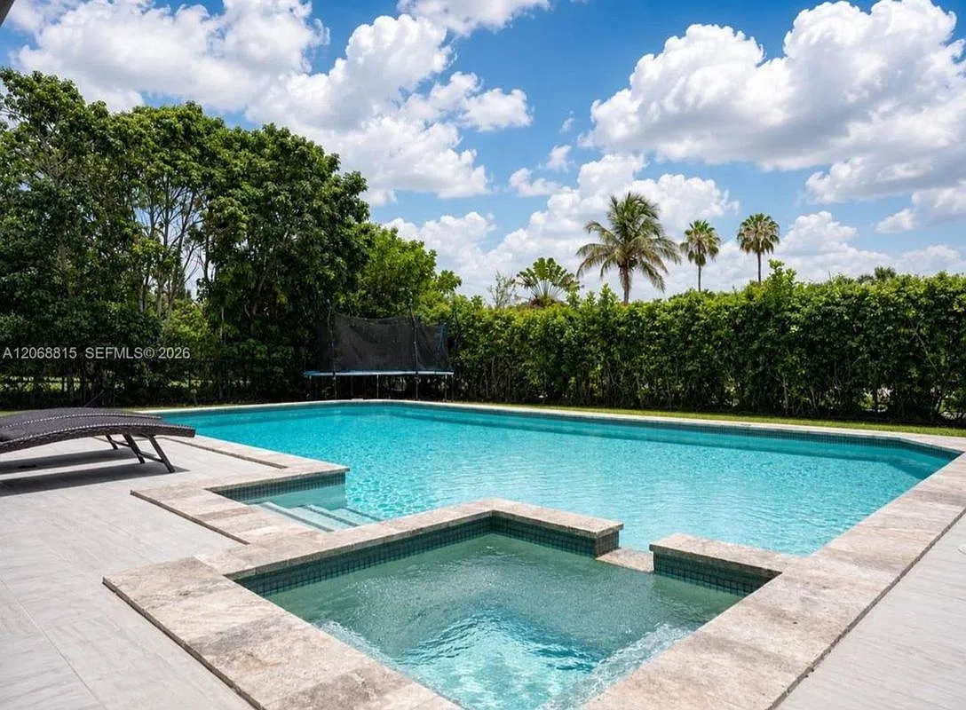 4 bed, 2.0 bath, 1991 sqft, $5,150 — Photo 4