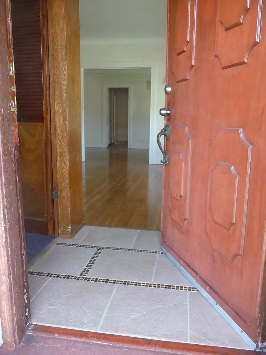 Building Photo - 324 S Coronado St