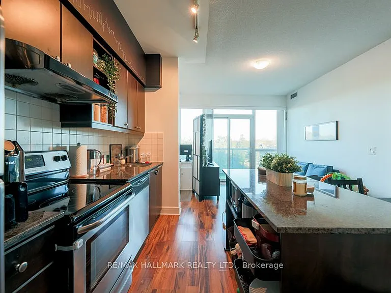 35 Brian Peck Cres #423 — Photo 5