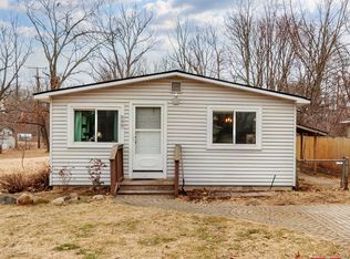 590 Snyder Rd, Highland, MI 48357